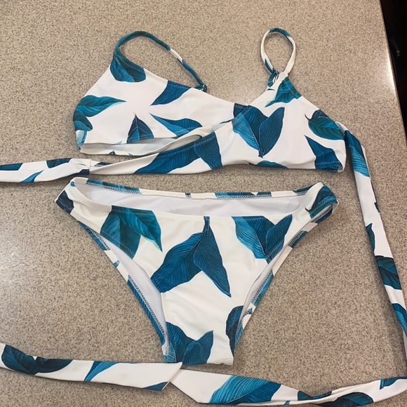 Cupshe Palm Leaves Swimsuit - Picture 3 of 4